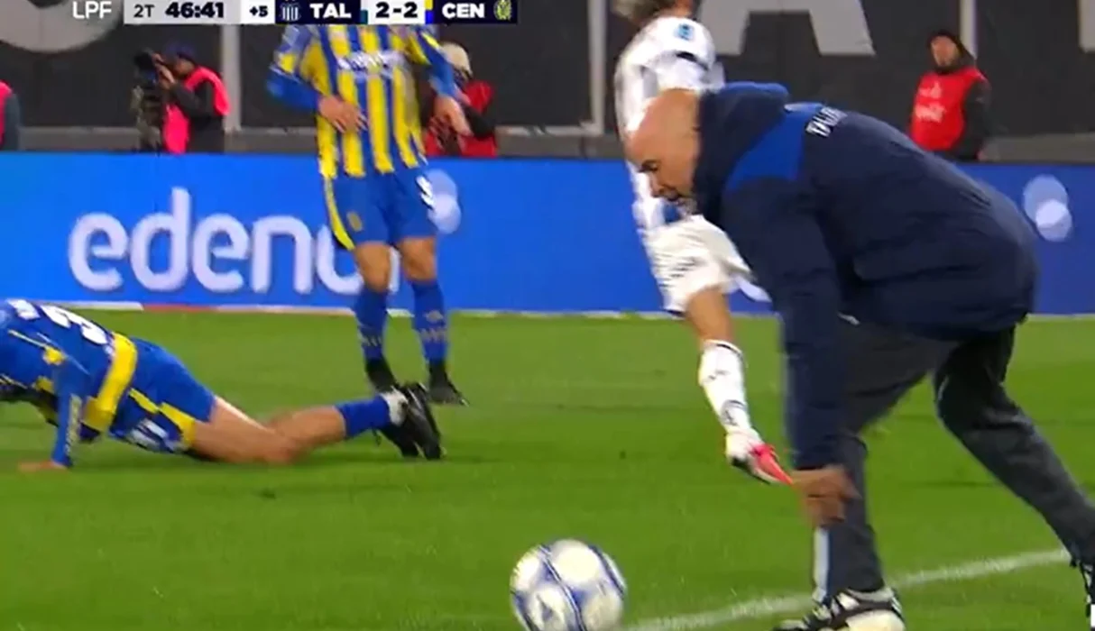 ¡Insólito! Le cobraron mano a Sampaoli y hubo tiro libre para Central