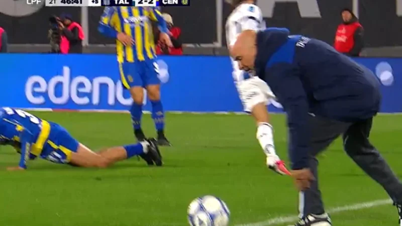¡Insólito! Le cobraron mano a Sampaoli y hubo tiro libre para Central