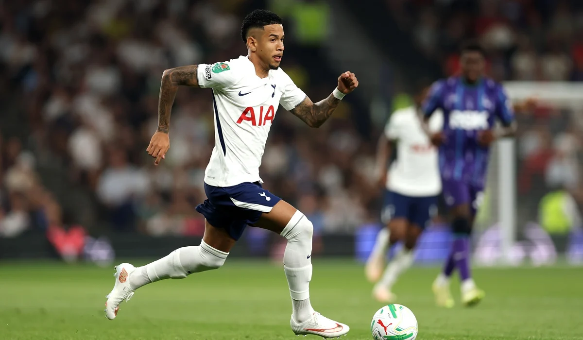 Tottenham goleó a Charlton con debut goleador de Savinho