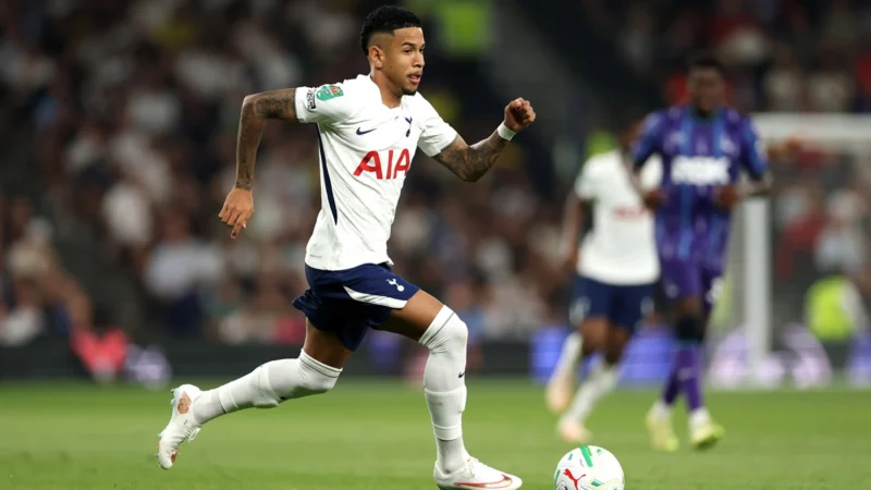 Tottenham goleó a Charlton con debut goleador de Savinho