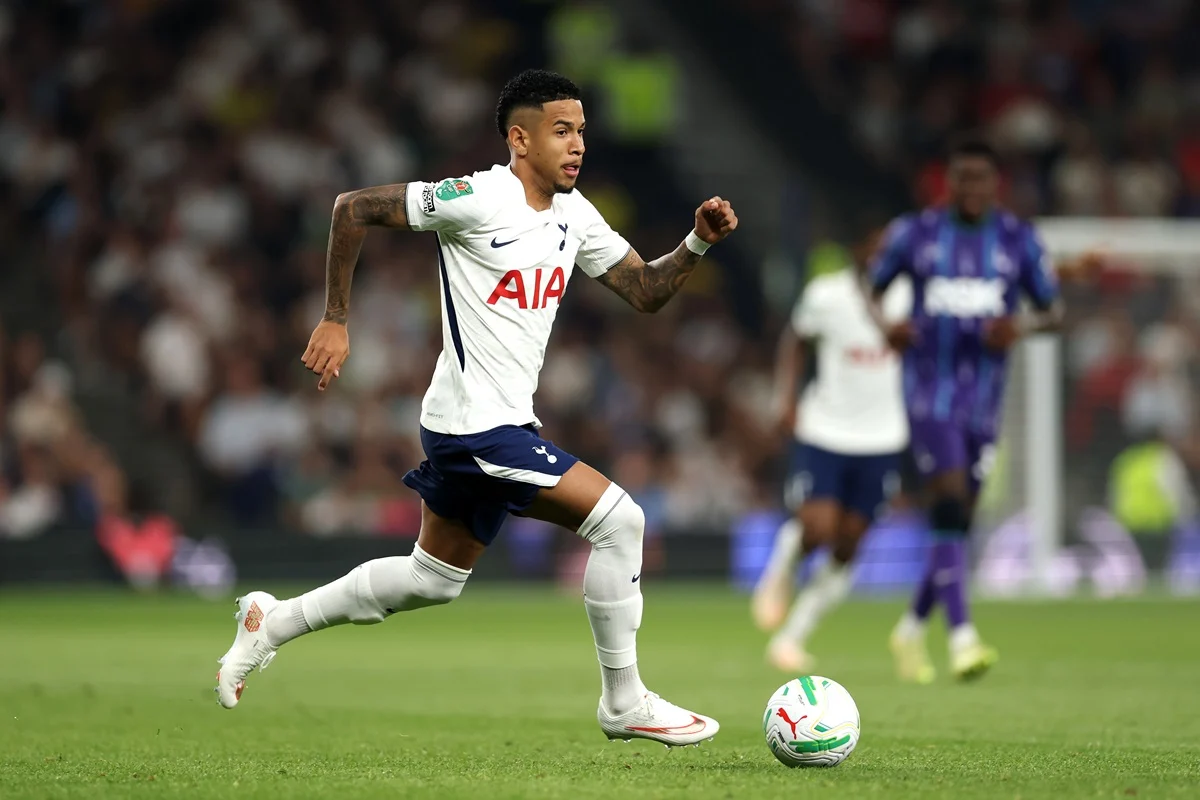 Tottenham goleó a Charlton con debut goleador de Savinho