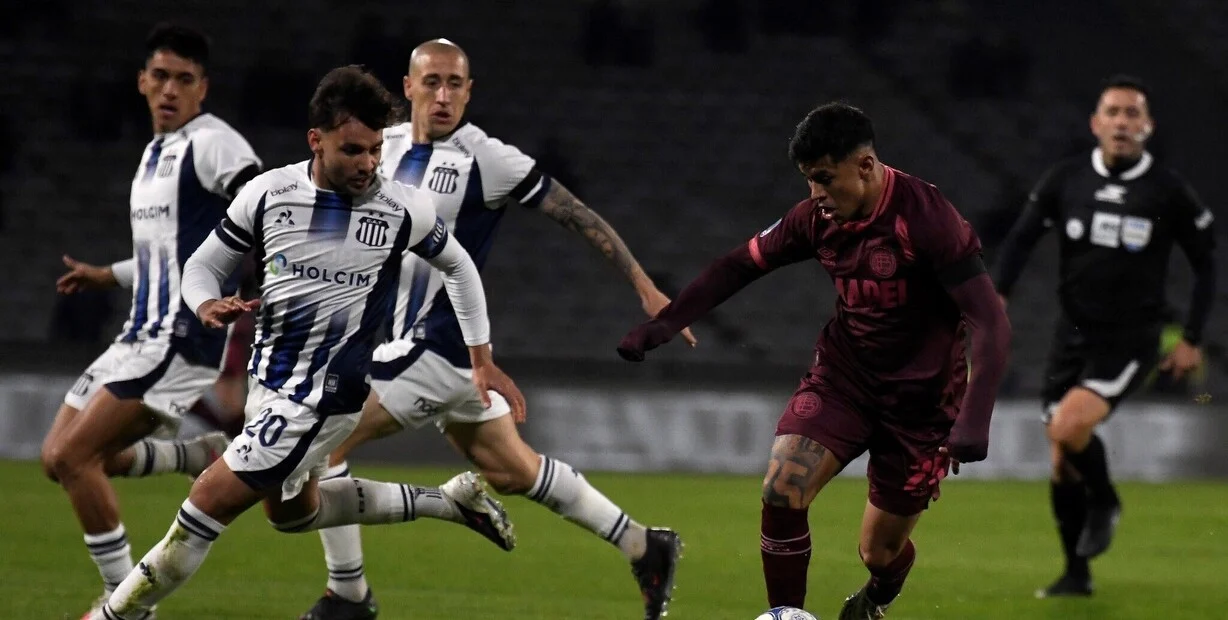 Lanús pegó en el final y goleó a Talleres en Córdoba