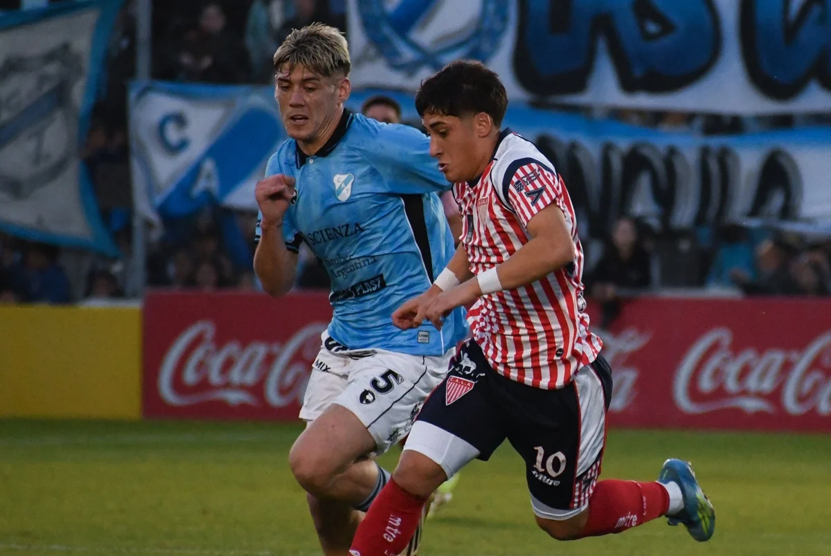 Temperley pintó el clásico de celeste y goleó a Los Andes