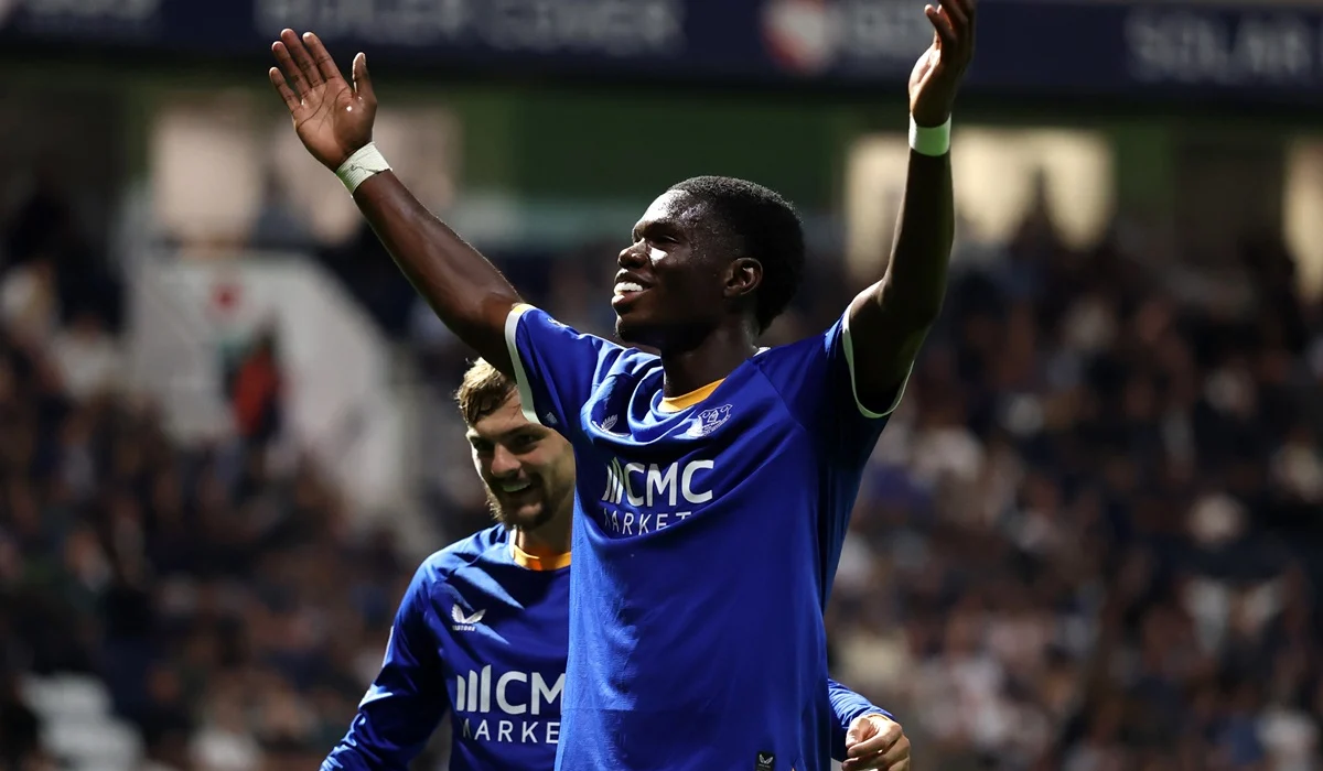 Everton goleó a Preston con hat-trick de Thierno Barry