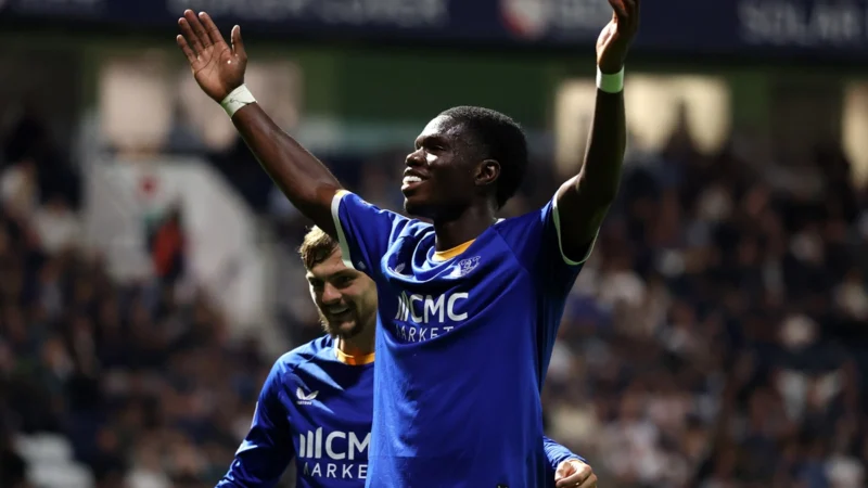 Everton goleó a Preston con hat-trick de Thierno Barry