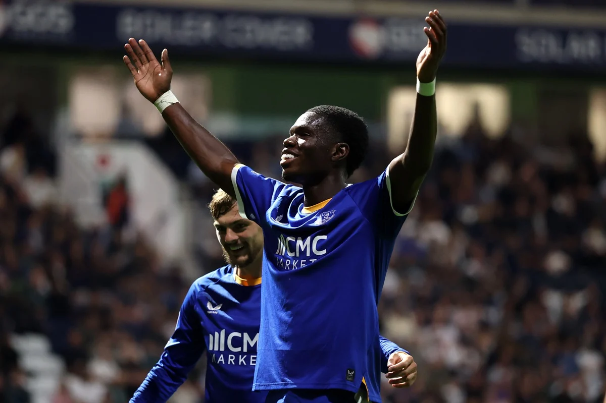 Everton goleó a Preston con hat-trick de Thierno Barry