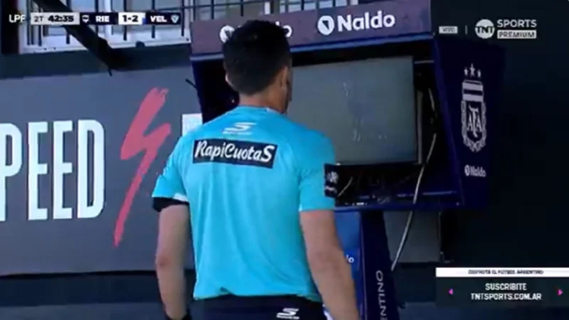 Ínsólito gol anulado a Vélez contra Riestra: polémica total de Nazareno Arasa y el VAR
