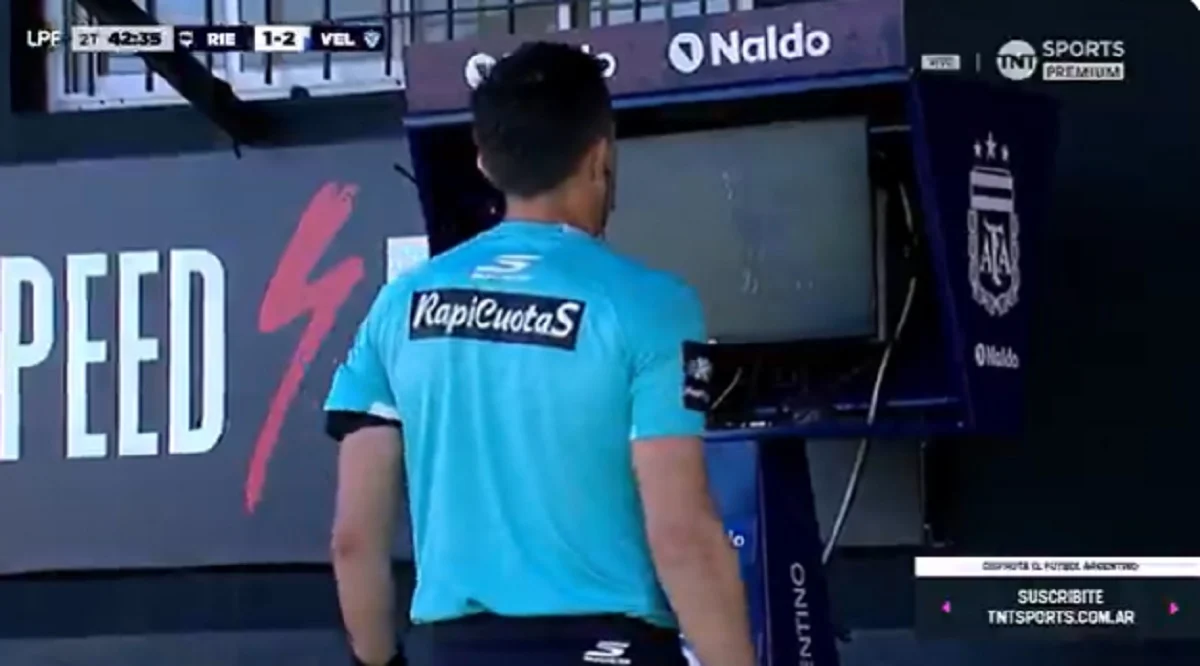Ínsólito gol anulado a Vélez contra Riestra: polémica total de Nazareno Arasa y el VAR