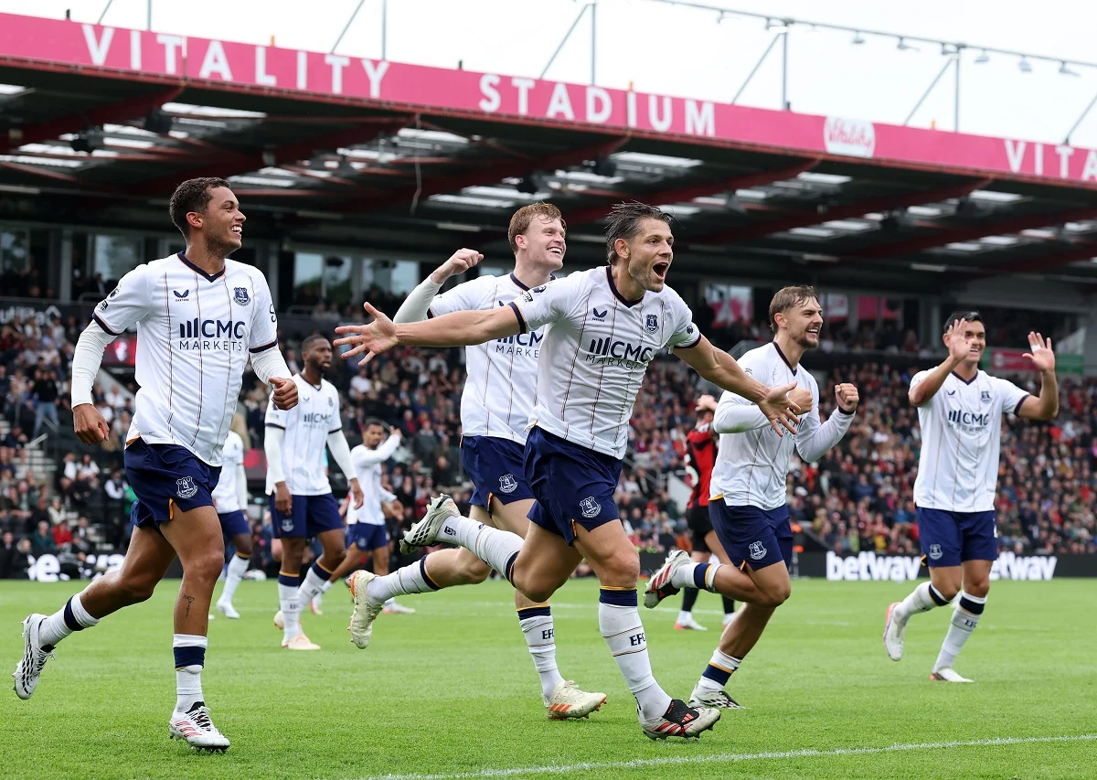 Everton sacó un empate agónico ante Bournemouth con gol de Tarkowski