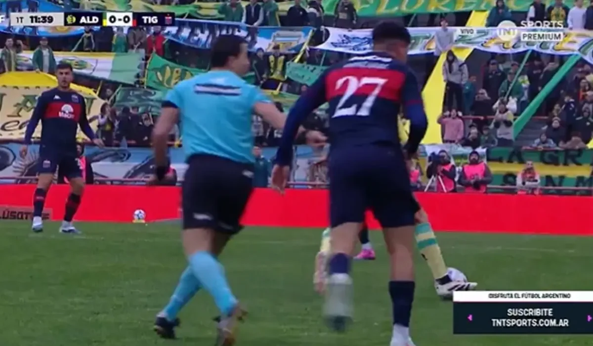 ¡Insólito! El árbitro Juan Pafundi le pegó un codazo a Santiago González en Aldosivi – Tigre