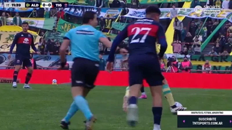 ¡Insólito! El árbitro Juan Pafundi le pegó un codazo a Santiago González en Aldosivi – Tigre