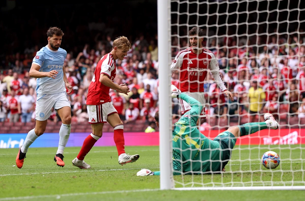 Martin Odegaard y una definición deluxe para la aplastante goleada de Arsenal a Manchester City