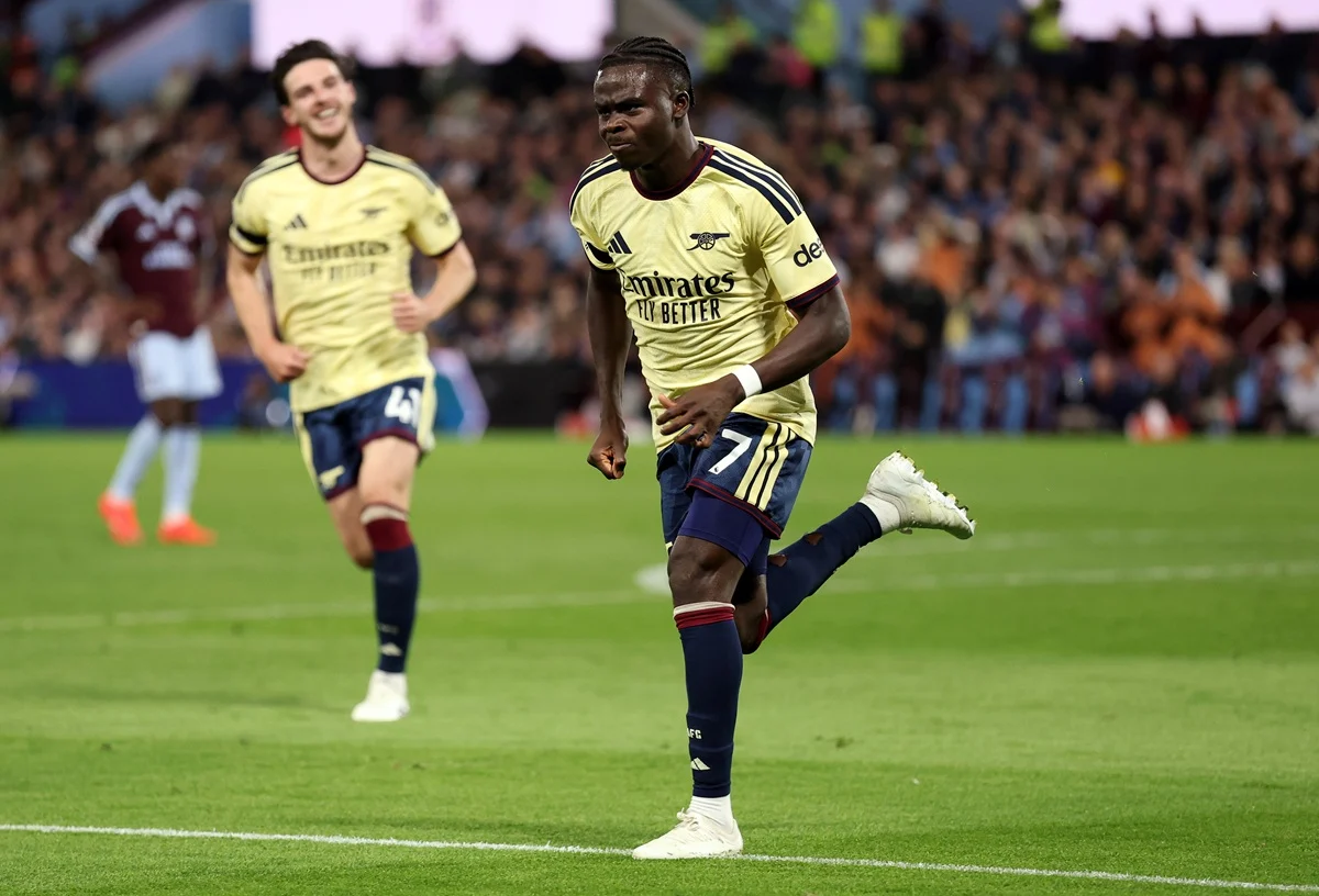 Bukayo Saka sentenció otro triunfo del Arsenal ante un Aston Villa que no levanta