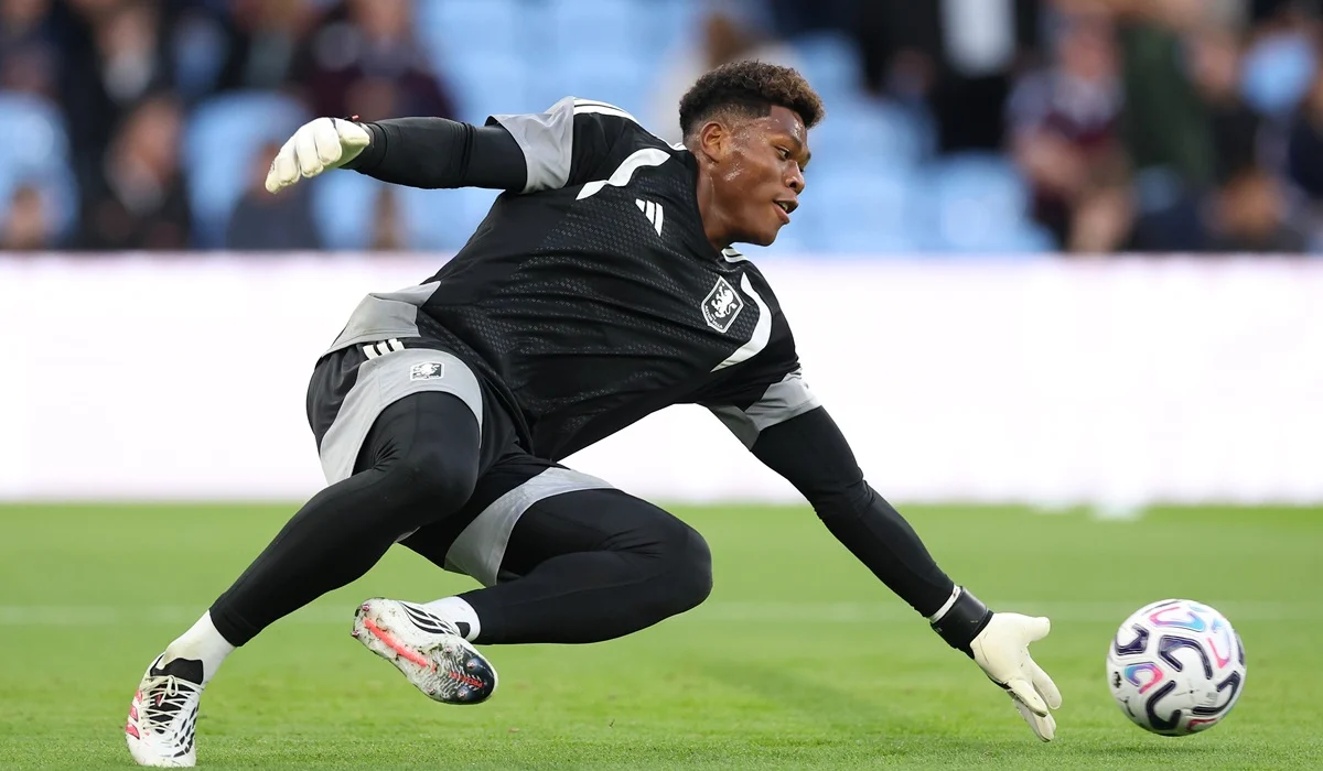 Zion Suzuki debutó en el arco de Aston Villa como reemplazante del Dibu Martínez