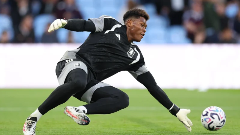 Zion Suzuki debutó en el arco de Aston Villa como reemplazante del Dibu Martínez