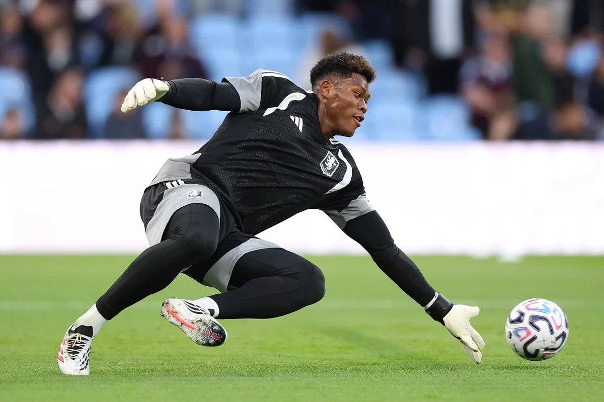 Zion Suzuki debutó en el arco de Aston Villa como reemplazante del Dibu Martínez