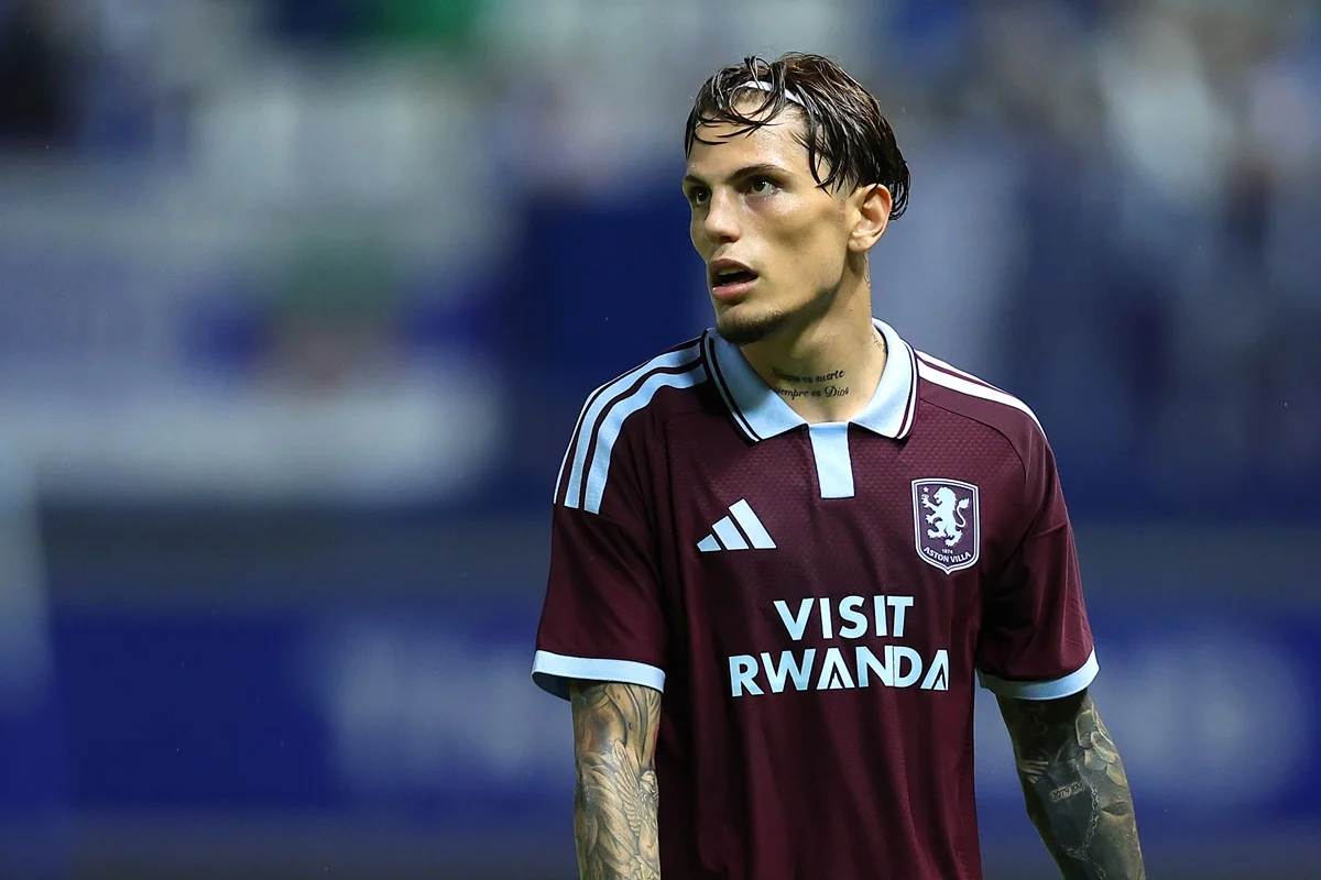 Garnacho debutó en Aston Villa y salió lesionado en el primer tiempo