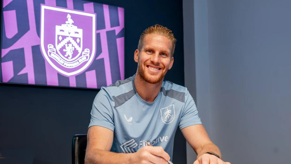 Burnley presentó al arquero Ben Amos con una divertida escena de la película Spider-Man