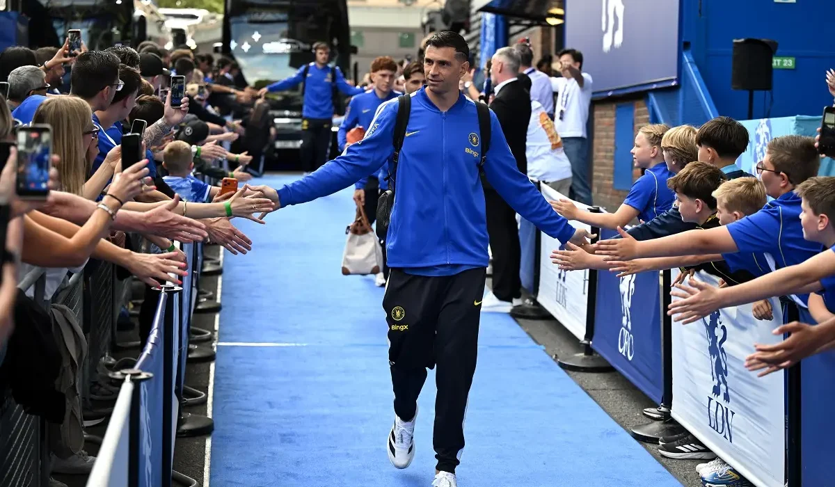 Dibu Martínez se estrena como titular en Chelsea ante Brighton