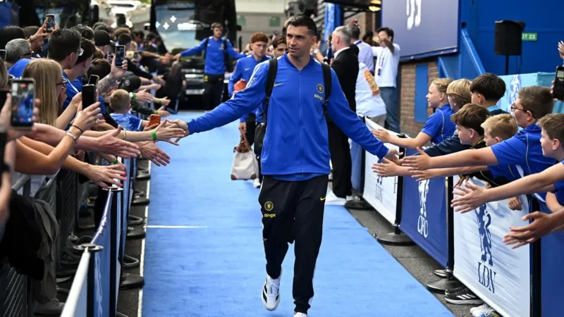 Dibu Martínez se estrena como titular en Chelsea ante Brighton