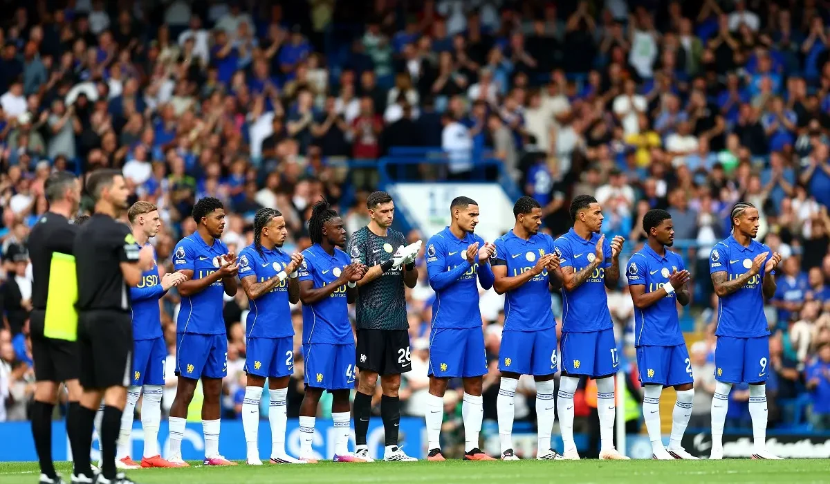Dibu Martínez fue aplaudido y ovacionado por los hinchas del Chelsea en su debut