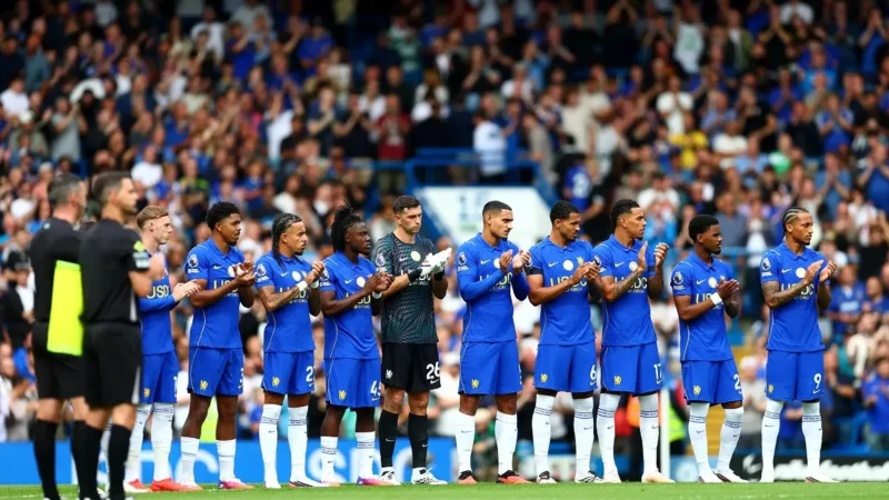 Dibu Martínez fue aplaudido y ovacionado por los hinchas del Chelsea en su debut