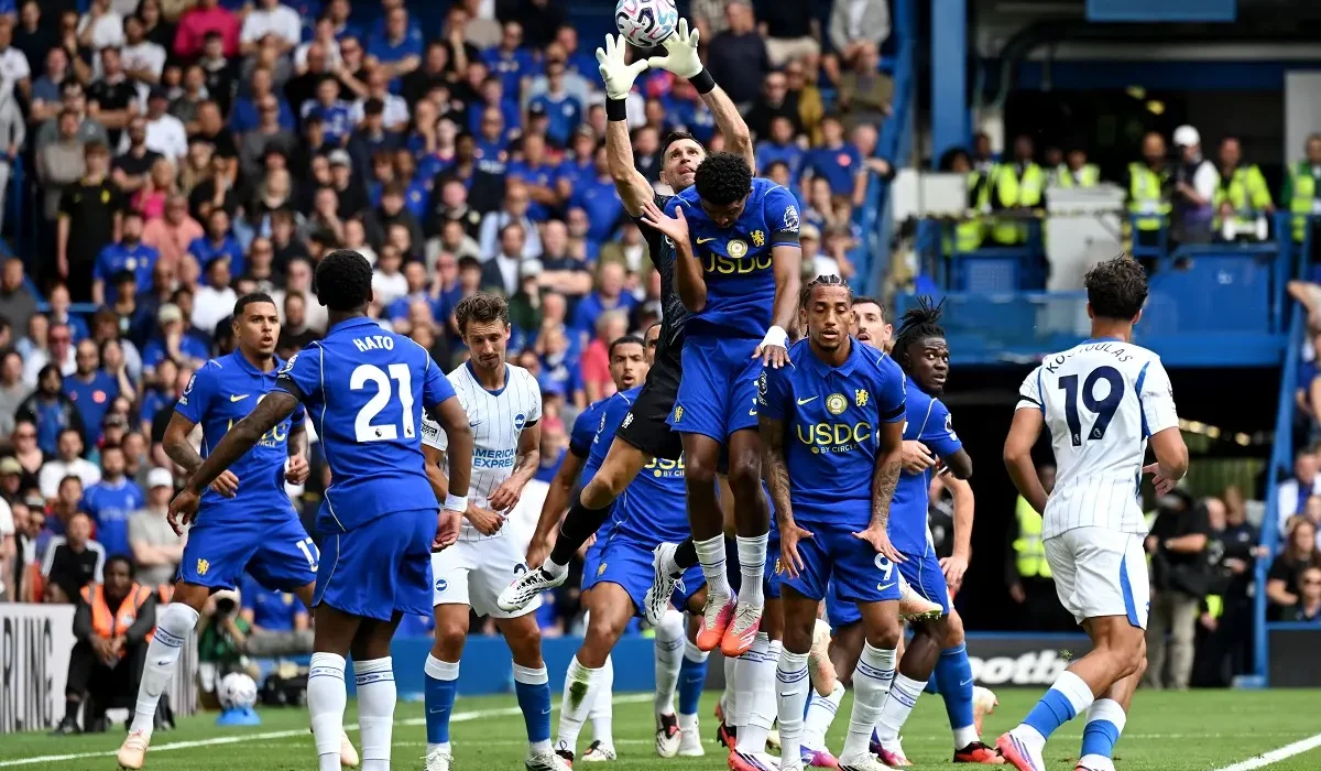 Dibu Martínez debutó en Chelsea y sufrió tres goles en el partidazo ante Brighton