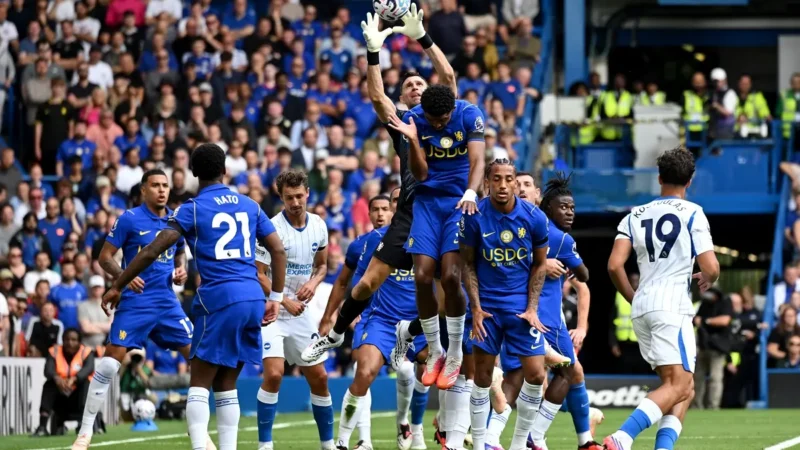 Dibu Martínez debutó en Chelsea y sufrió tres goles en el partidazo ante Brighton