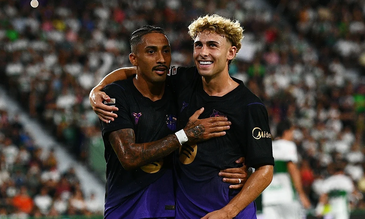 Barcelona inició la defensa del título floreándose con goleada en Elche