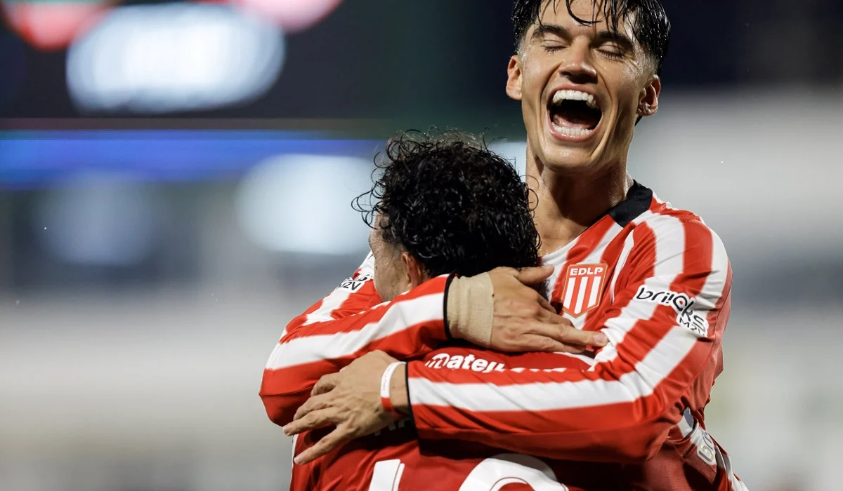 Estudiantes fue superior a Barracas en una polémica noche y clasificó a los cuartos de Copa Argentina