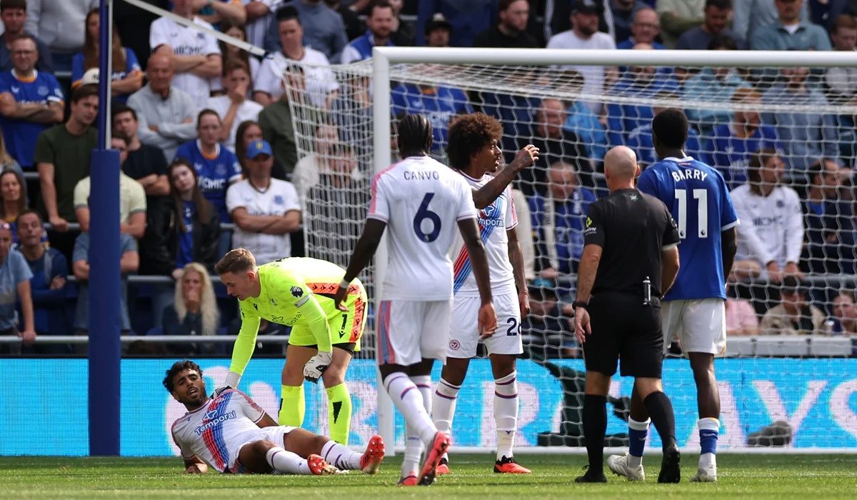 Dura lesión de Chadi Riad en Everton – Crystal Palace