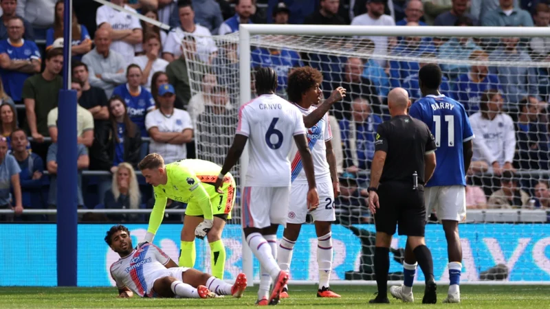 Dura lesión de Chadi Riad en Everton – Crystal Palace