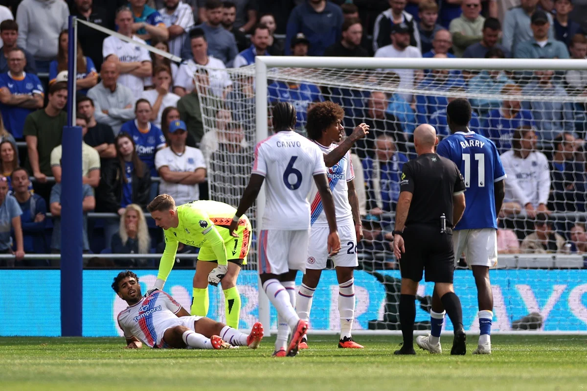 Dura lesión de Chadi Riad en Everton – Crystal Palace