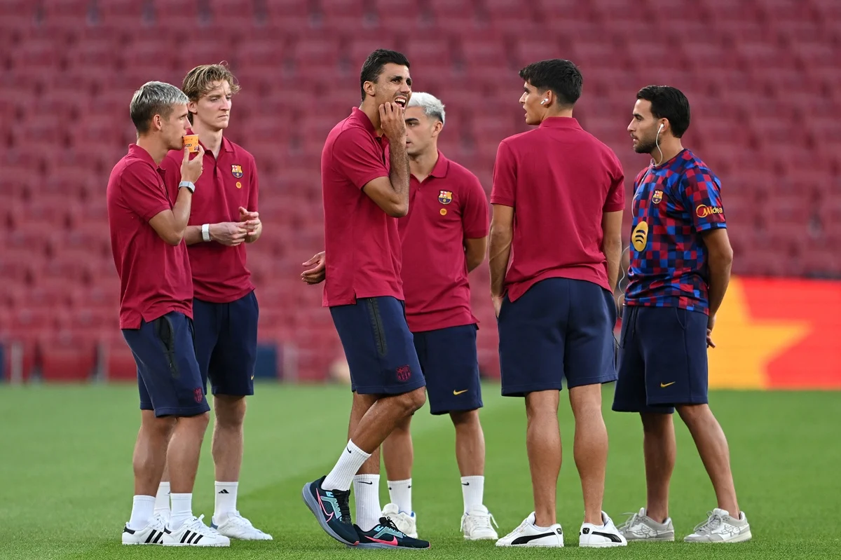 Barcelona y Rayo Vallecano se enfrentan con formaciones confirmadas por La Liga
