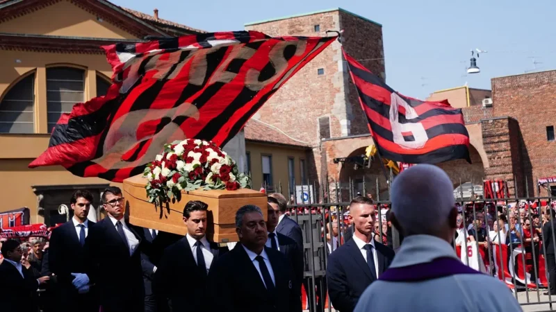Miles de fanáticos y personalidades del fútbol despidieron a Franco Baresi en un emotivo funeral en Milán