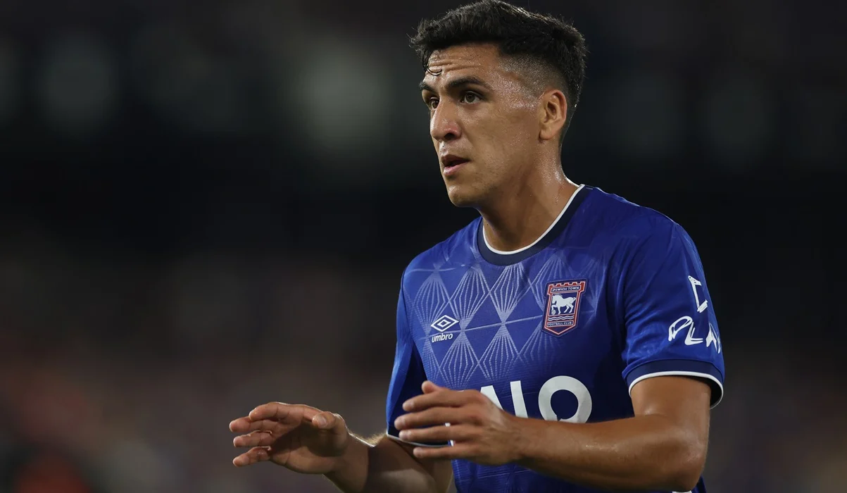 Marcelino Núñez brilló con dos golazos en Ipswich Town por EFL Cup