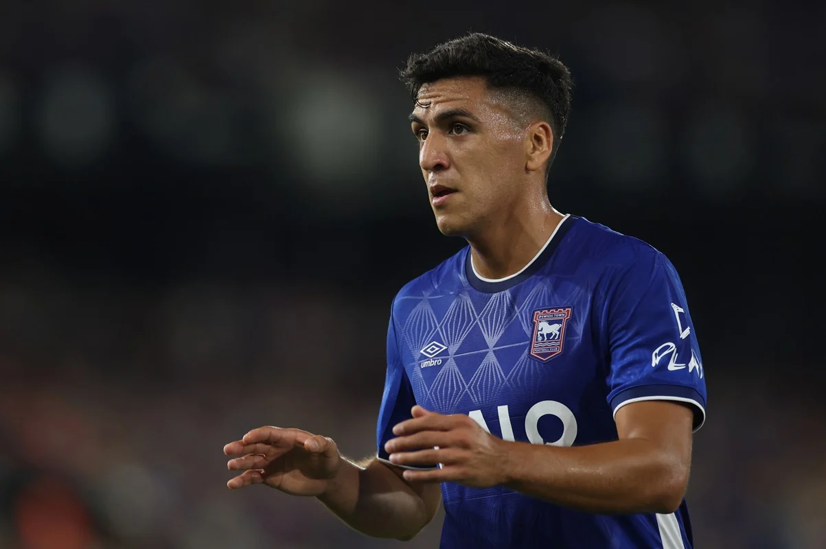 Marcelino Núñez brilló con dos golazos en Ipswich Town por EFL Cup