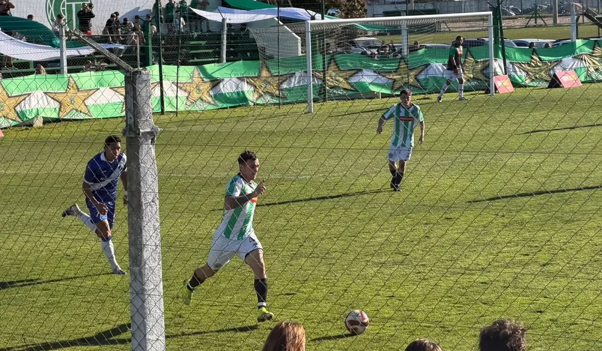 La insólita escena en Kimberley – Alvarado: el árbitro anuló un gol, el línea lo cobró y acertaron