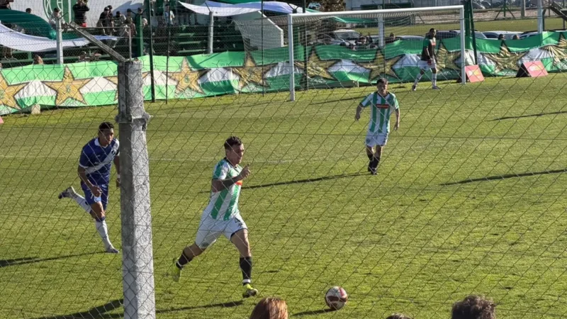 La insólita escena en Kimberley – Alvarado: el árbitro anuló un gol, el línea lo cobró y acertaron