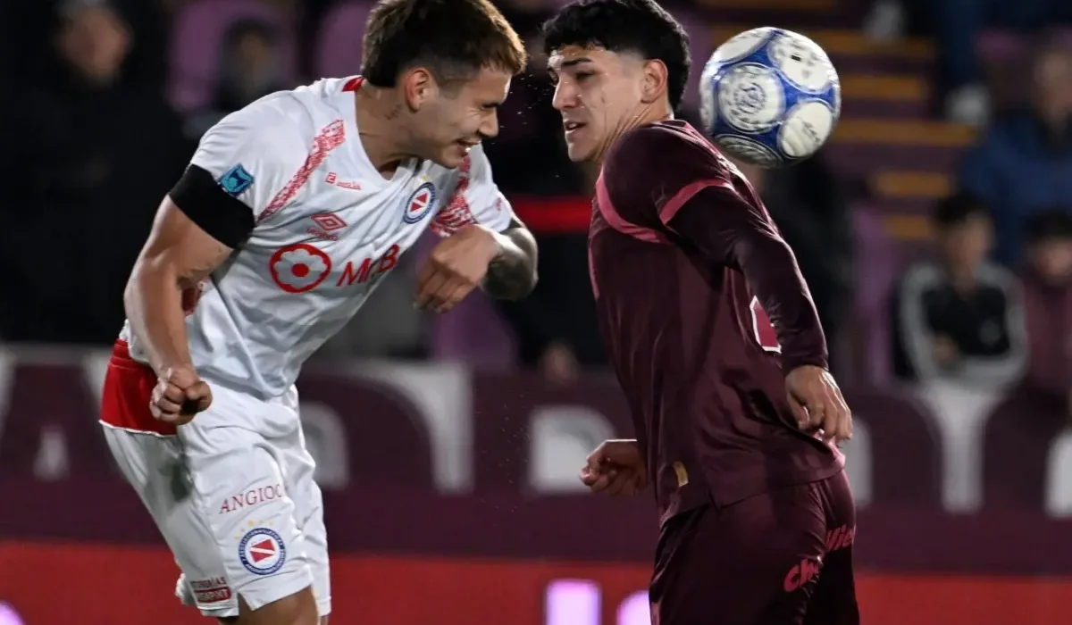 Argentinos rescató un punto y la cima de su zona ante Lanús en un deslucido empate en La Fortaleza