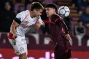 Argentinos rescató un punto y la cima de su zona ante Lanús en un deslucido empate en La Fortaleza