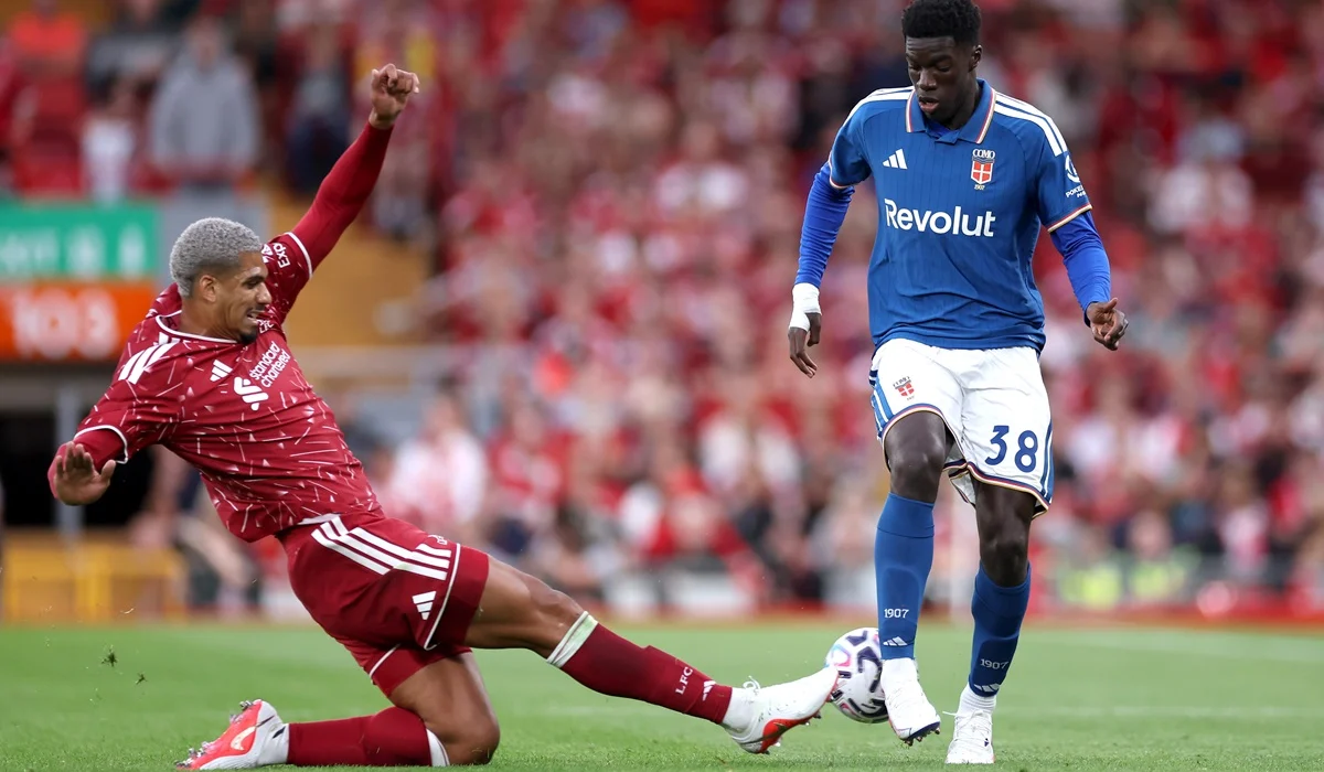 Ronald Araújo tuvo su debut en Liverpool ante Como