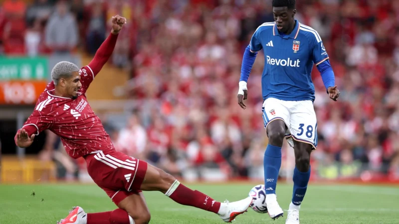 Ronald Araújo tuvo su debut en Liverpool ante Como