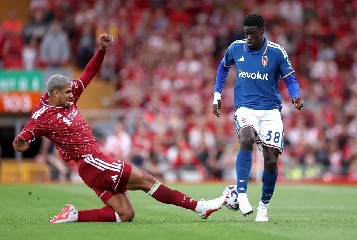 Ronald Araújo tuvo su debut en Liverpool ante Como