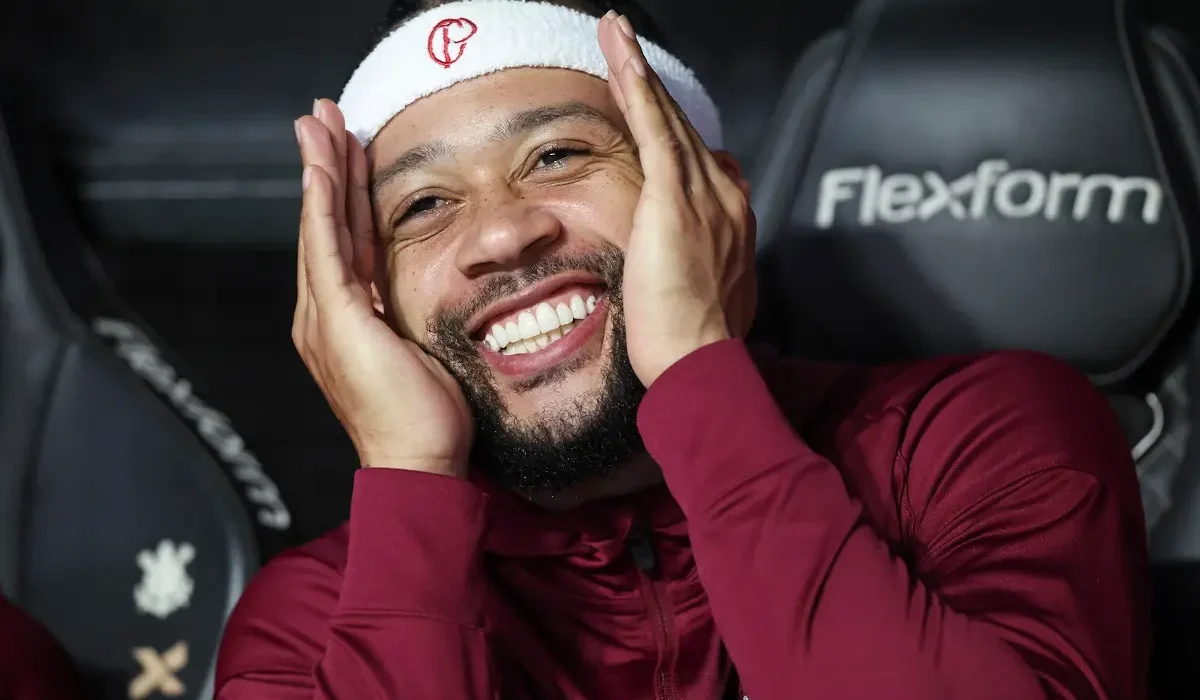 Corinthians dio marcha atrás tras las amenazas de muerte y le renovó a Memphis Depay