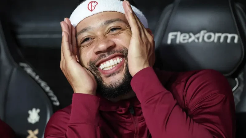 Corinthians dio marcha atrás tras las amenazas de muerte y le renovó a Memphis Depay