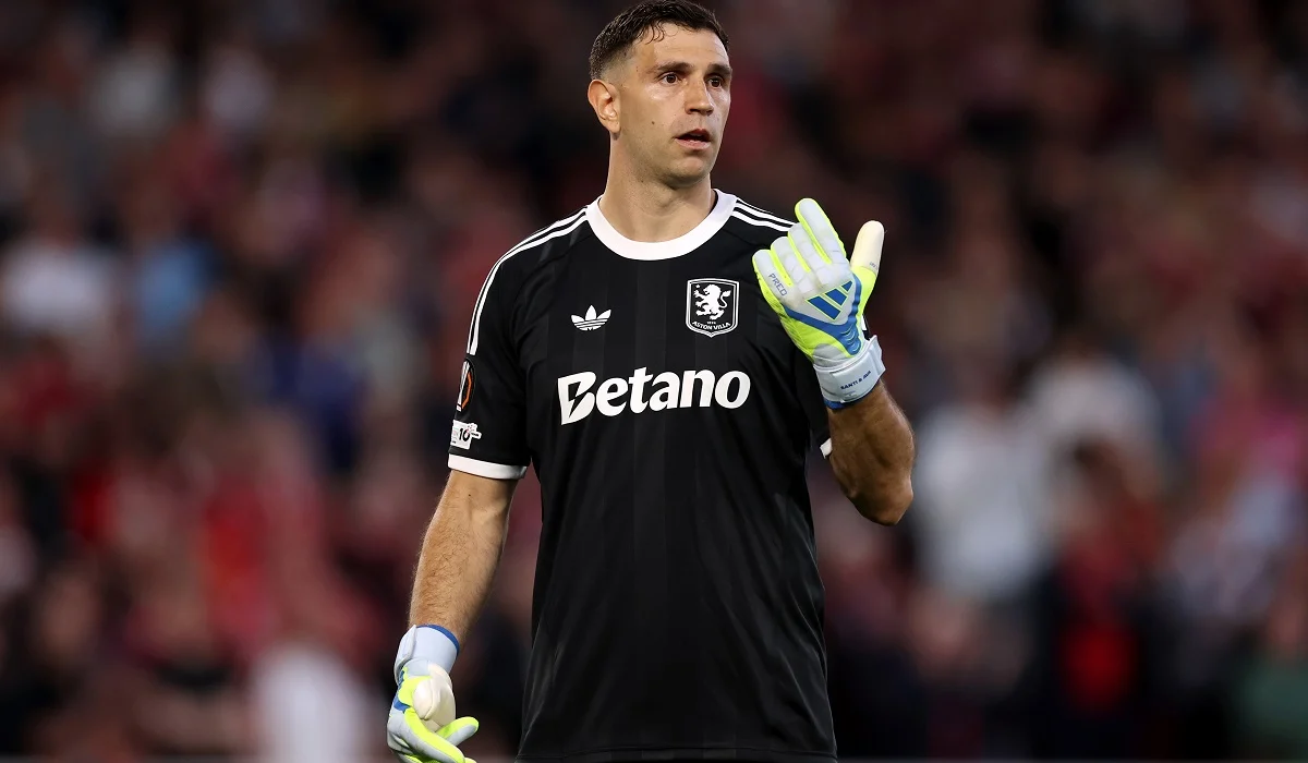 Dibu Martínez fue colgado y no atajará hoy en Aston Villa