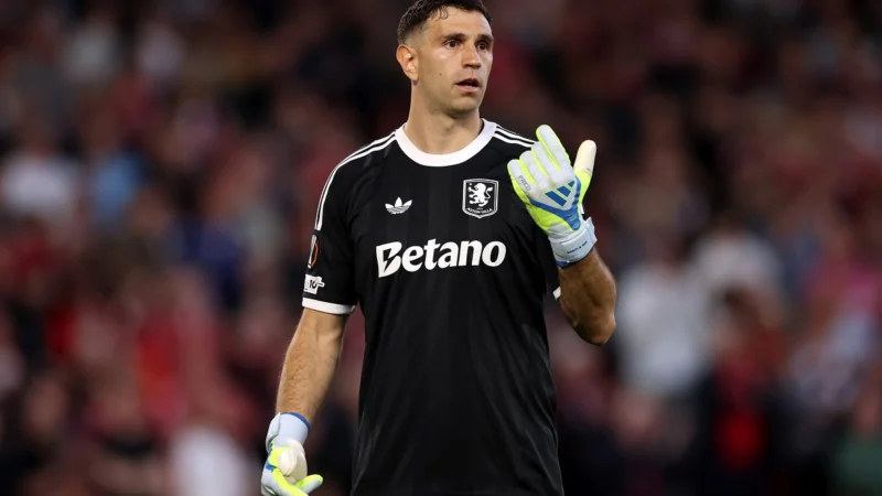 Dibu Martínez fue colgado y no atajará hoy en Aston Villa