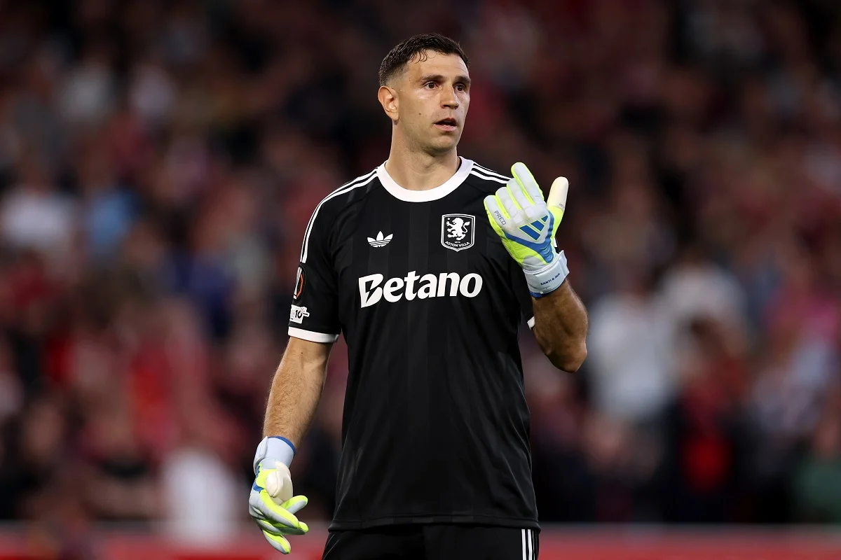 Dibu Martínez fue colgado y no atajará hoy en Aston Villa