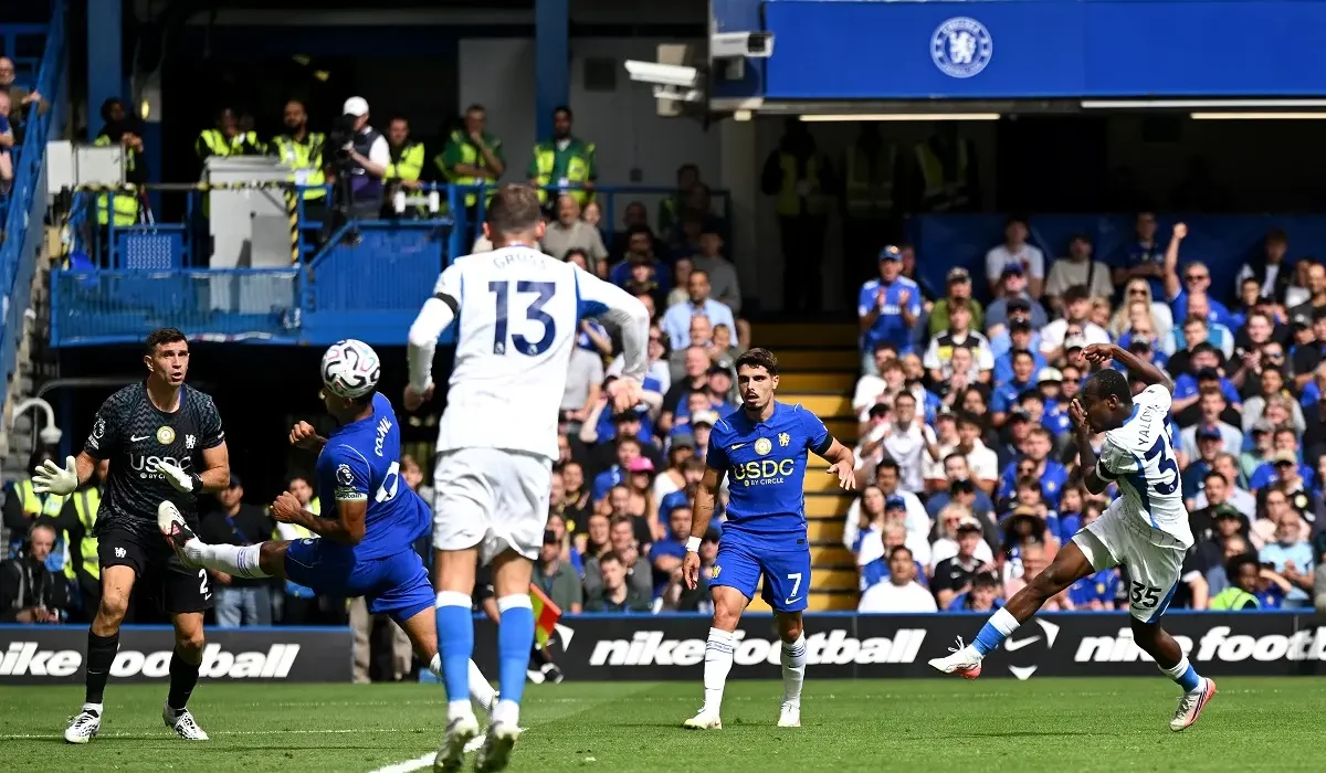 Dibu Martínez recibió su primer gol en el Chelsea ante el Brighton